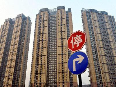 據不完全統計，今年前5個月已有20餘地出台租房新規，涉及房源、租金、安全、監管乃至戶籍等諸多方麵，快來看看有你將去的城市嗎？    　　9地保障租賃住房供應  　　日前，58安居客房產研究院發布重點城市租房趨勢報告顯示：4月份，北京、廣州、深圳新增房源量依次環比上漲31.4%、28.9%和45.4%；新一線城市代表如成都、杭州、天津等新增房源量漲幅更高，分別為61.7%、70.3%和56.6%。  　　58安居客房產研究院分院院長張波認為，二線城市出現部分區域房源供給量明顯增長等和城市的市場環境有著直接關係。事實上，據中新經緯客戶端不完全統計，今年以來，已有9地明確租賃住房建設計劃或增加供應措施。    　　其中，濟南明確，通過3年試點工作，每年新增租賃住房120萬平方米；杭州住保房管局確定2020年籌建完成藍領公寓1.5萬套(間)的目標任務；紹興計劃自2020年起到2024年，建設2.2萬套人才租賃住房。  　　此外，長沙、武漢兩地政府表態允許將符合條件的非住宅存量房屋改造為租賃住房，深圳住建局就“商改租”有關事項公開征求意見；廣州、鄭州兩地鼓勵利用集體、國有或自有土地建設租賃住房，前者給予補貼，後者將相關項目列入地方租賃住房建設計劃；合肥還明確，將個人出租自有住房每平方米獎勵從12元提高6元至18元。  　　易居研究院智庫中心研究總監嚴躍進指出，2015年、2016年的時候中央和住建部就提出要大力發展租賃市場，到現在差不多已經五年的時間。在這個時間節點上，各地效果如何需要評估，今年也要加快完成發展。  　　嚴躍進表示，從實際過程看，有些地方積極增加土地供應，有些地方從存量物業的改造、更新等方麵予以支持；有些地方明確政策性租賃住房和市場化租賃租房方麵可以進行創新。各地手段不同，但都有力地促進了當地的租賃市場。  　　嚴躍進認為，現在的問題是上麵提到的手段都是供應端的，是多主體供應、多渠道保障的導向。接下來的工作是強化租售同權，讓更多人去租房子，這就是需求端的內容。供應端和需求端做好，後續的租賃市場才能更好的健康發展。  　　6地新規緩解租房壓力  　　58安居客房產研究院發布的《2020一季度租房趨勢報告》顯示，租金作為租客的重要生活開支，在總收入中占有不小的比重。48.7%受訪者表示租房消費占比較高，排在各種生活消費之首。在該報告的受訪對象中，有20%的受訪者月租金占月收入比重超過30%。  　　針對過高的租金開支，6地從兩方麵著手出台新規幫租客“排憂解難”。  　　公積金提取方麵，4月起，沈陽提高租賃住房提取限額。其中，房屋坐落地址在沈陽市區的，限額由1200元/月提高至1400元/月；4月起，濟南提高職工個人租賃商品房提取定額，從9600元提高到12000元；5月7日，東莞宣布將租住本市住房提取比例上限提高至70%、額度上限提高至1800元/月。  　　濟南住房公積金中心工作人員表示，提高商品房租賃提取額度，有助於發展濟南市租賃住房市場，繳納公積金的雙職工家庭平均每月可提取2000元，在相當程度上改善家庭居住條件。  　　在租房補貼方麵，南京明確，符合申領條件的博士、碩士、學士按每人每月2000元、800元、600元享受最長36個月的住房租賃補貼；廣州番禺區表示，對符合相關條件的高層次人才提供最高50萬元(稅前)的購房補貼或給予所租房屋的50%租金補貼；青島指出，推進城鎮住房保障家庭租賃補貼工作，將2人戶、3人戶保障麵積標準在原基礎上各上調15平方米。  　　青島住建局認為，推進住房租賃補貼保障工作，是健全 “多主體供給、多渠道保障、租購並舉”住房製度的具體舉措。各級有關部門要以保障城鎮住房困難家庭的基本住房需求為立足點，以解決新市民的住房困難為出發點，進一步拓寬保障範圍，加大保障力度。  　　7地新規關注租房安全  　　除了房源和租金，租房安全也是不少地方政府關注的重點。  　　以珠海、濟南為代表的地方政府較為關注房屋本身的質量安全，兩地先後出台出租屋管理辦法征求意見稿。其中，珠海擬規定出租住房不得分隔搭建後出租，廚房、陽台、衛生間等不得出租供人員居住；濟南擬規定不得改變原有房屋的空間布局結構，不得按床位出租等。  　　另一些地方政府則更為關注租賃機構安全，如湖南、河北為規範省住房租賃市場行為，引導住房租賃雙方使用規範化的租賃合同，促進住房租賃市場持續健康發展，啟用全省統一《住房租賃合同》示範文本；  　　再如南京為保護租賃當事人的合法權益，規範住房租賃經營行為，要求市內所有的住房租賃機構建立租金托管製度，且需在商業銀行設立唯一的租金專用賬戶，專戶信息應在南京網上房地產網站公布。  　　無獨有偶，4月初西安也就《住房租賃資金監督管理實施意見》公開征求意見，該市擬規定“托管式”租賃企業在開展業務前需與商業銀行簽訂《住房租賃資金監管協議書》，並在監管銀行開立存量住房租賃交易資金監管專用賬戶。  　　不過，最為嚴苛的當屬合肥，該市擬對住房租賃企業進行信用考評，分別為五星、四星、三星、二星、一星、無星。其中，一星級企業為信用警告對象，無星級企業為失信懲戒對象，列入失信黑名單，實施聯合懲戒。  　　對此，合肥市住房租賃協會秘書長伍豔表示，主管部門推出信用評級考核辦法，主要是對合規經營的企業提供鼓勵和促進，對違規經營的企業進行打擊和披露，同時為合肥新市民在選擇合規靠譜的住房租賃企業方麵，提供明確和明示化的標準和規範。  　　還值得一提的是，4月22日，廣東省住房和城鄉建設廳與人民銀行廣州分行簽訂《合作備忘錄》，首次將公租房違規行為，包括違規享受公租房、違規申請租賃補貼等納入人民銀行征信係統。  　　此外，6月1日起，濟南全麵取消落戶城鎮條件限製，提供人才、院校學生、居住、就業、投靠等六種落戶途徑。嚴躍進分析稱，“居住途徑落戶”提到了租房落戶，這有望成為今年濟南租賃市場發展的一個突破口，租賃市場需求將會增加。  　　來源：中新經緯