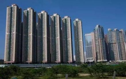 因虛假宣傳構成不正當競爭行為，山東濟南一房企被罰44萬元。  　　4月30日，綠地北展濟南置業有限公司在對某單位團購促銷中發放載有“濟南市政府將搬遷至先行區”不實信息的宣傳材料。山東省市場監督管理局認定上述行為違反《中華人民共和國反不正當競爭法》第八條規定，構成虛假宣傳的不正當競爭行為。近日，該公司被處以44萬元的行政罰款。    　　最近一兩年，“濟南市政府將搬遷至先行區”的信息，一直都是網絡傳聞，從來沒有任何正式“官宣”。在這種情況下，這家房企將其作為樓盤的宣傳資料，顯然是不合適的，也確實構成了虛假宣傳。  　　很多人或許會疑惑，這種找不到確切官方消息源的信息，不能作為宣傳依據，難道不是常識嗎？相關房企會不知道？房企對這種“虛假宣傳”樂此不疲，隻是把傳聞當成可以利用的工具。    　　將沒有事實支撐的模棱兩可的信息，釋放給購房者和社會，是開發商慣用的宣傳套路。外部因素方麵，開發商的宣傳點主要聚焦這幾個方麵：第一，政府搬遷甚至是區劃變動；第二，高新產業、知名大型商業綜合體、優質教育資源入駐板塊；第三，高鐵、地鐵、高架路等交通方麵的規劃；第四，樓盤周邊重大不利因素的消失，比如化工廠、垃圾場搬遷等；第五，將還沒定的學區，視為“囊中之物”。  　　當然，樓盤內部情況的虛假宣傳，也不在少數。比如，交付實體房和樣板房不符；小區交付後內部配套，與前期的宣傳或者沙盤展現不符；精裝修的材料使用，和前期宣傳不符；宣傳時稱業主可以自由去頂樓，但交房後卻發現不行等。  　　正因為這些方麵事關相關樓盤的現實價值，比如能不能賣完，甚至能不能熱銷等，相關房企才會絞盡腦汁蹭外部因素的熱度，或者想方設法“修飾”樓盤內部情況。在房企眼裏，事情真假不重要，隻要有購房者買賬就行。  　　除了房企本身的主觀原因，相關虛假宣傳的出現，也離不開相關樓盤在管理和規範層麵的工作不到位。現實中，很多樓盤的宣傳口徑都不統一，比如在某些宣傳信息上，開發商和銷售團隊的說法不一；不同的銷售人員，對同一事情說法可能也不一樣；有的樓盤還會引入二手房中介團隊，使得樓盤在宣傳上更加混亂。  　　房企或者具體樓盤套路不斷的虛假宣傳，再加上自媒體的炒作，確實很容易以假亂真。由於現在多為期房，對於營銷宣傳無法及時驗證。在這種背景下，購房者容易被套路也就不難理解。  　　所以，監管層麵必須加大處罰力度，而不僅是“隔牆扔磚式”懲戒，真正提高違法成本，縮小虛假宣傳的空間。  　　同時，不能總是“事後諸葛亮”。在樓盤前期的營銷宣傳中，相關部門也應該及時介入，並引導購房者強化防範意識、證據意識。當然，整個房地產行業，也需要基本的行業規範，要有“行業自律”。  　　來源：中國青年報